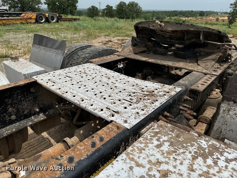 image for item IE9025 2013 Mack CHU613 semi truck