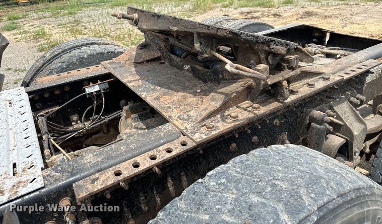 image for item IE9025 2013 Mack CHU613 semi truck