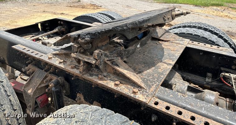 image for item IE9025 2013 Mack CHU613 semi truck