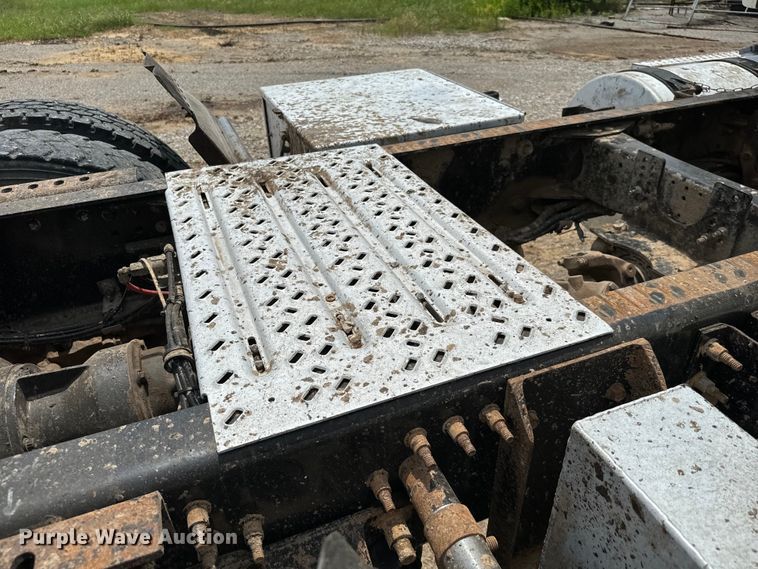 image for item IE9025 2013 Mack CHU613 semi truck