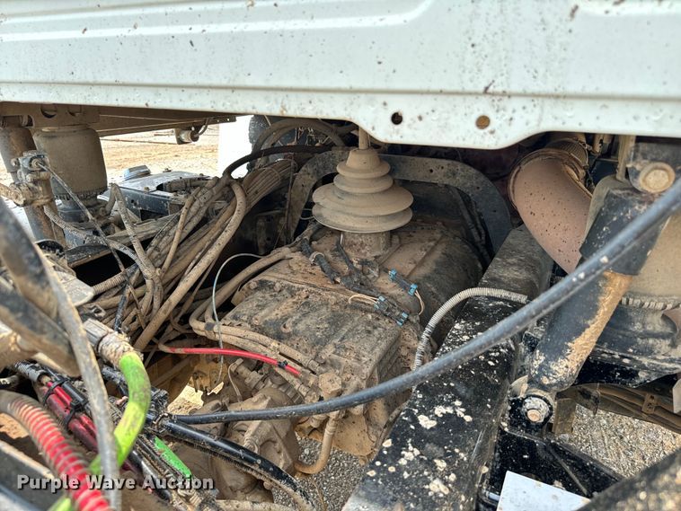 image for item IE9025 2013 Mack CHU613 semi truck