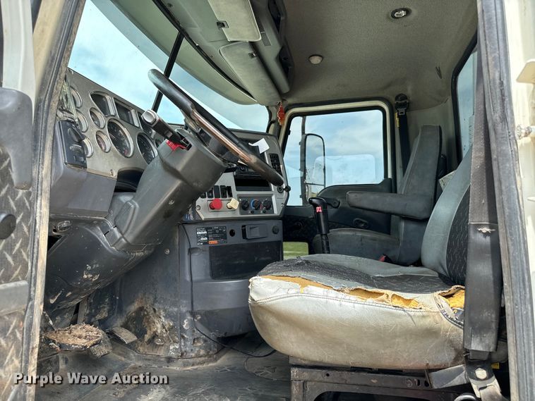 image for item IE9025 2013 Mack CHU613 semi truck