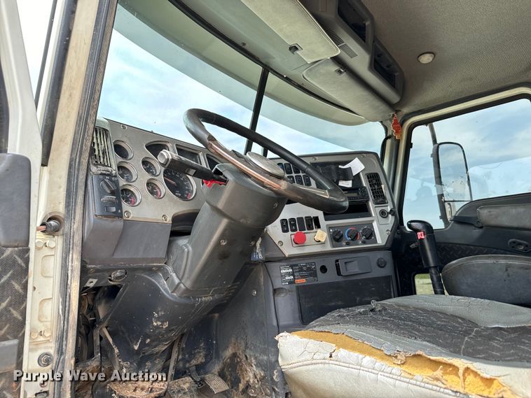 image for item IE9025 2013 Mack CHU613 semi truck