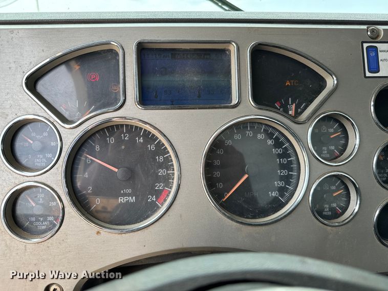 image for item IE9025 2013 Mack CHU613 semi truck