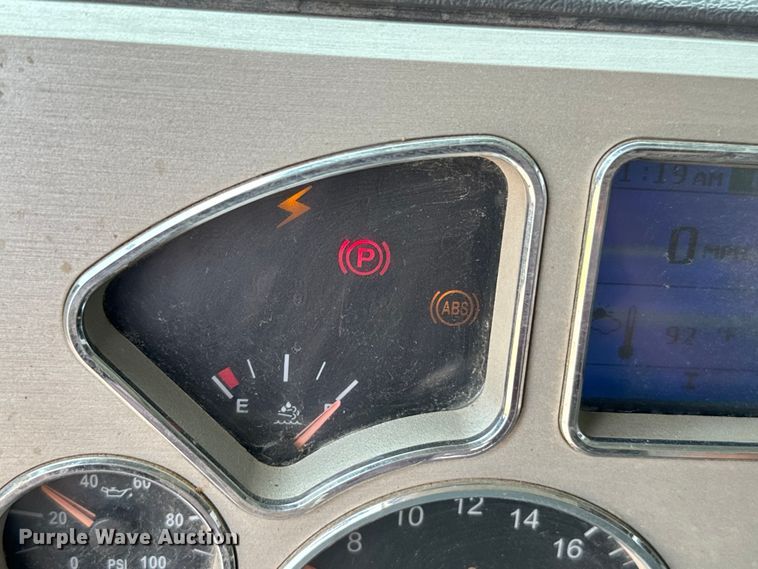 image for item IE9025 2013 Mack CHU613 semi truck