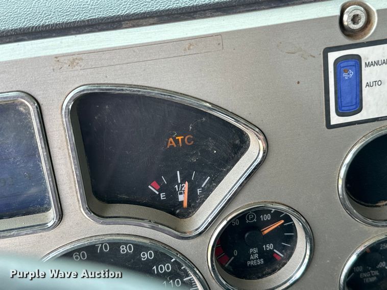 image for item IE9025 2013 Mack CHU613 semi truck