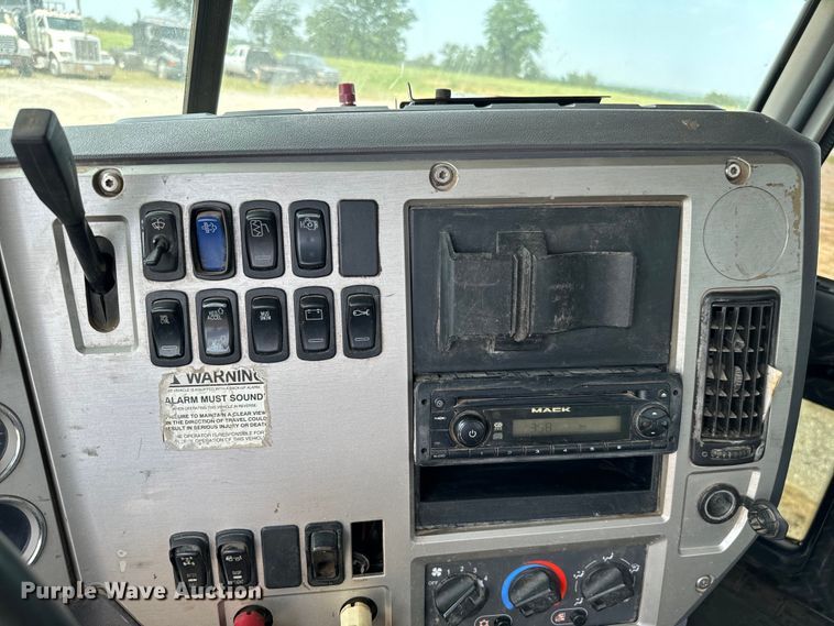 image for item IE9025 2013 Mack CHU613 semi truck