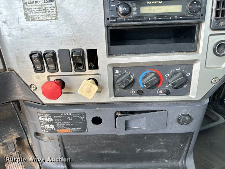 image for item IE9025 2013 Mack CHU613 semi truck