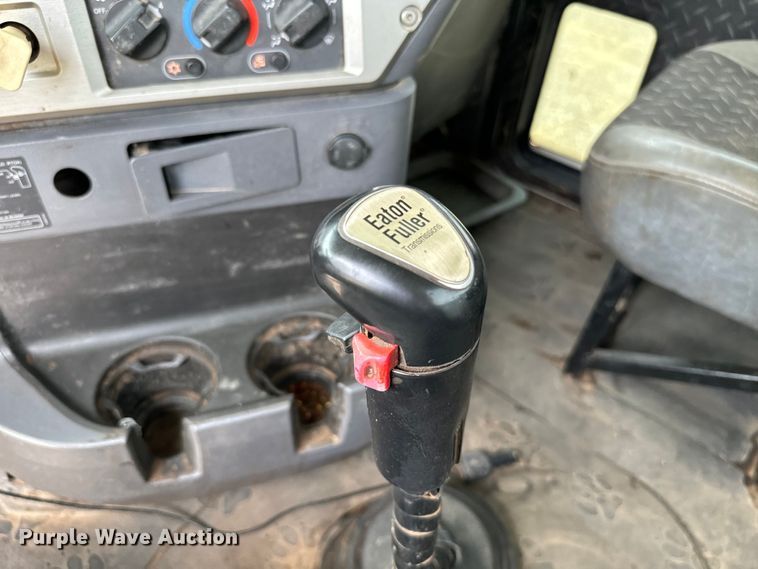 image for item IE9025 2013 Mack CHU613 semi truck