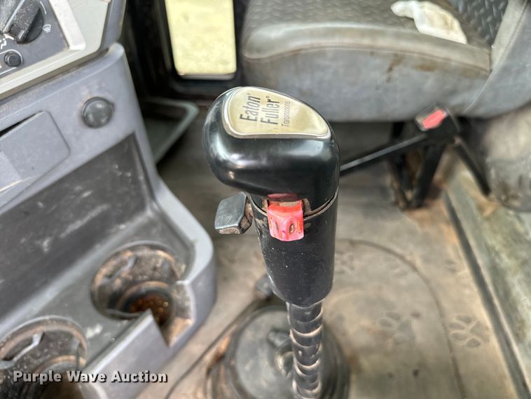 image for item IE9025 2013 Mack CHU613 semi truck