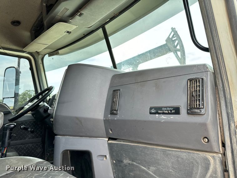 image for item IE9025 2013 Mack CHU613 semi truck