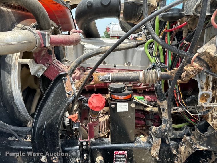 image for item IE9025 2013 Mack CHU613 semi truck