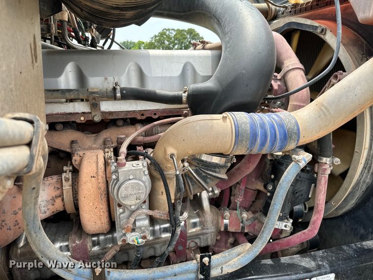 image for item IE9025 2013 Mack CHU613 semi truck