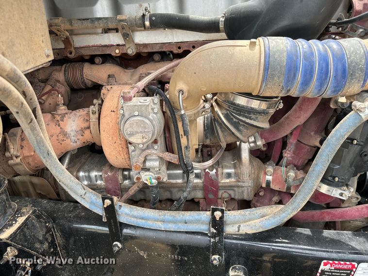 image for item IE9025 2013 Mack CHU613 semi truck