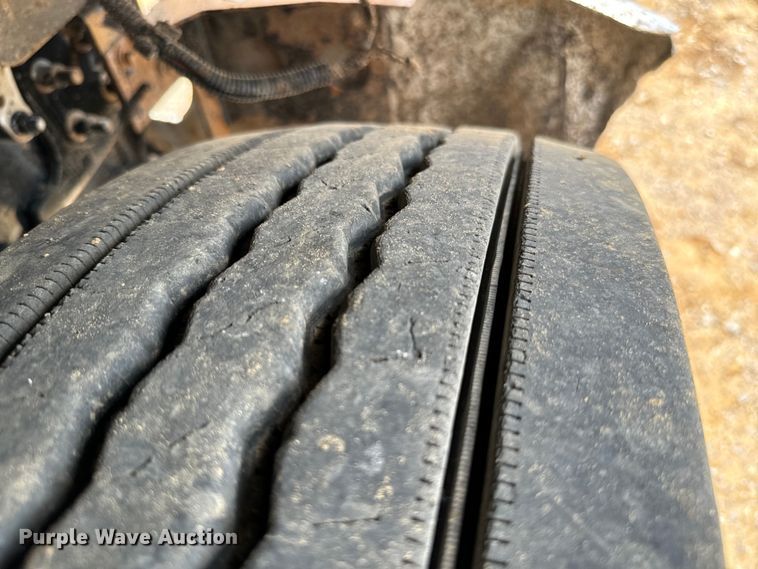 image for item IE9025 2013 Mack CHU613 semi truck