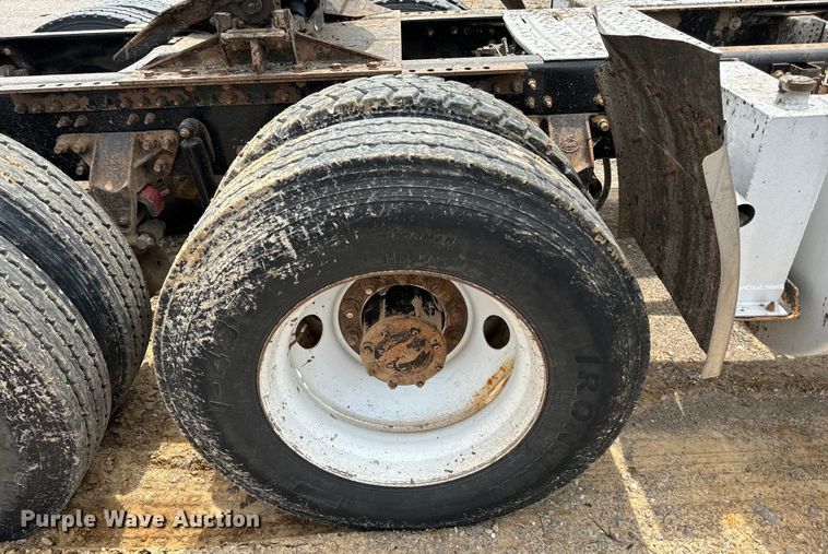 image for item IE9025 2013 Mack CHU613 semi truck