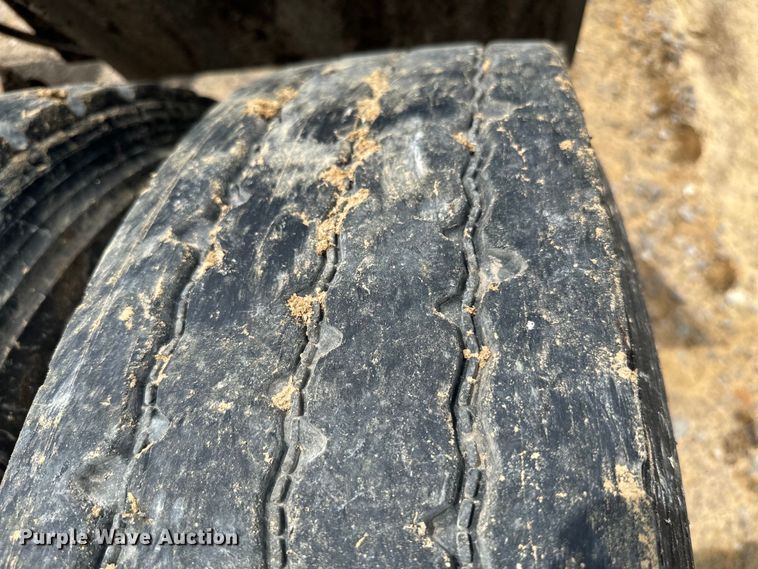 image for item IE9025 2013 Mack CHU613 semi truck