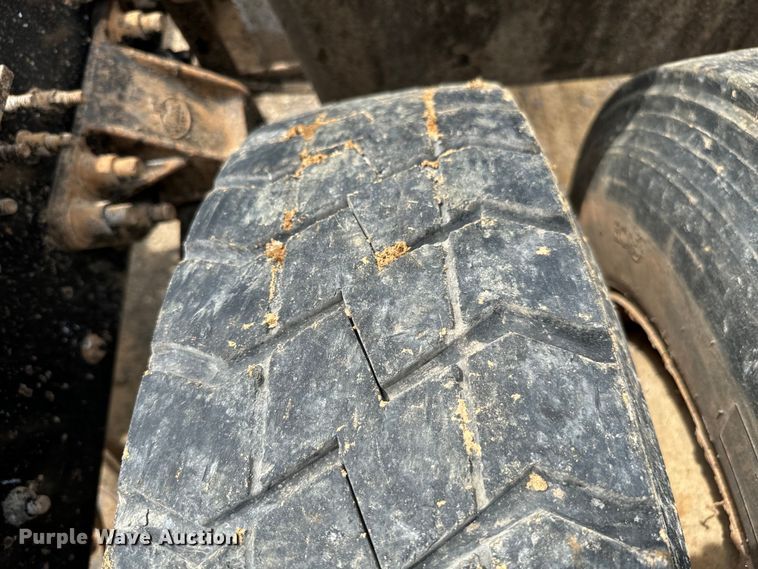 image for item IE9025 2013 Mack CHU613 semi truck