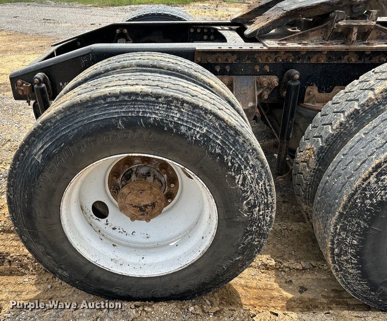 image for item IE9025 2013 Mack CHU613 semi truck