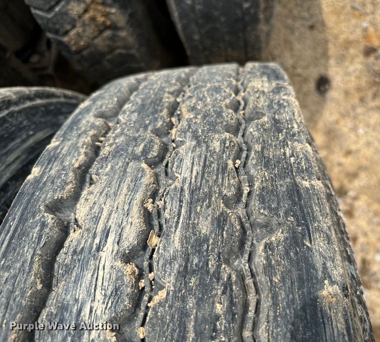 image for item IE9025 2013 Mack CHU613 semi truck