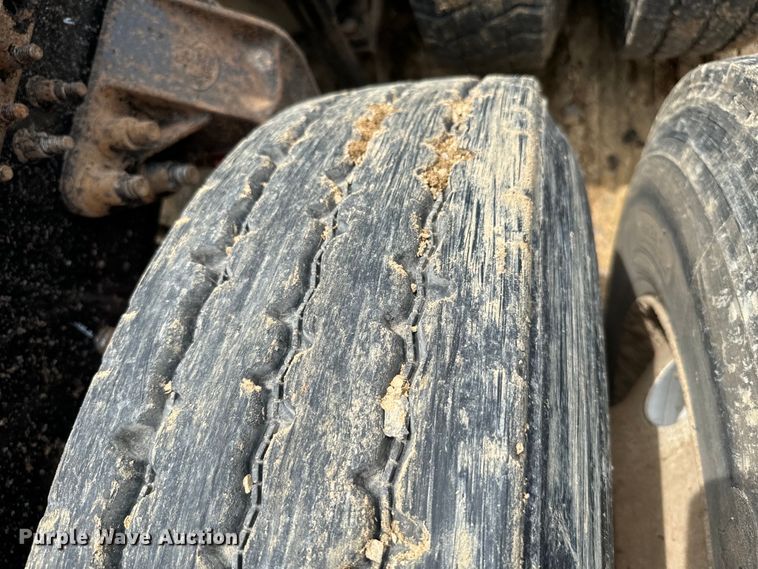 image for item IE9025 2013 Mack CHU613 semi truck