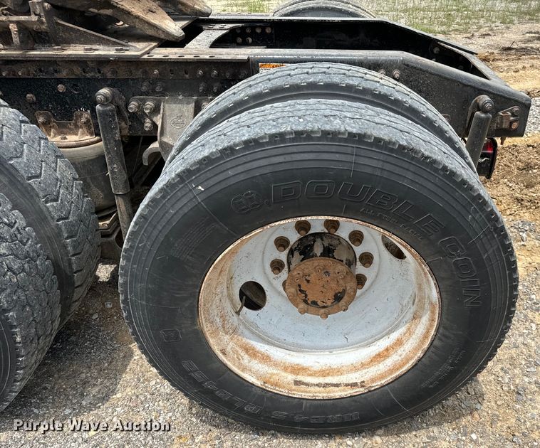 image for item IE9025 2013 Mack CHU613 semi truck