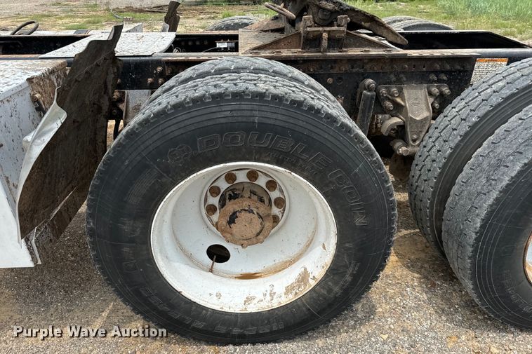 image for item IE9025 2013 Mack CHU613 semi truck