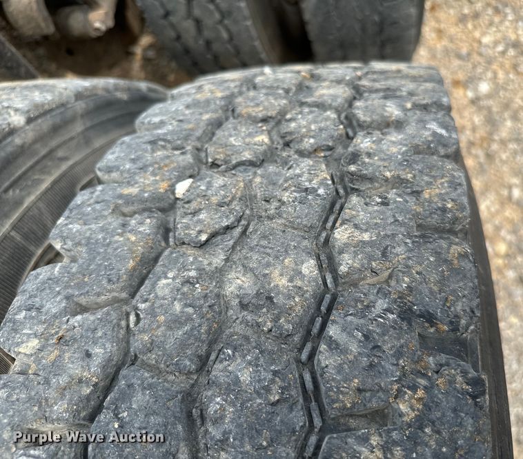 image for item IE9025 2013 Mack CHU613 semi truck