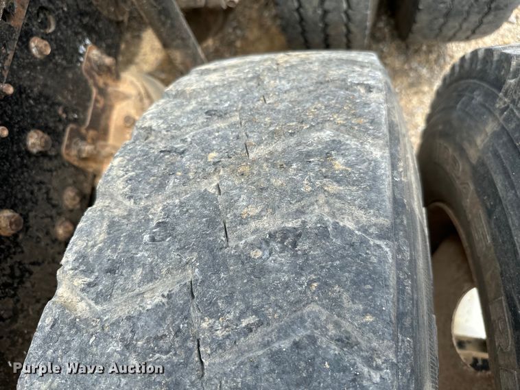 image for item IE9025 2013 Mack CHU613 semi truck