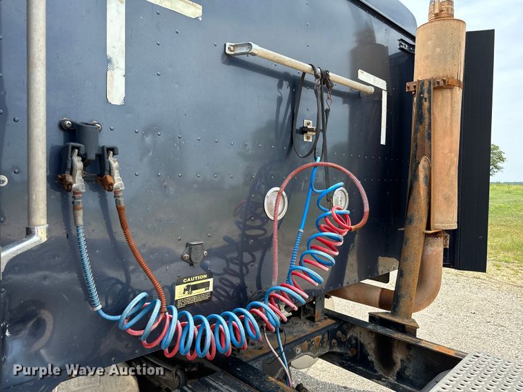 image for item IE9029 1997 International  9200 semi truck