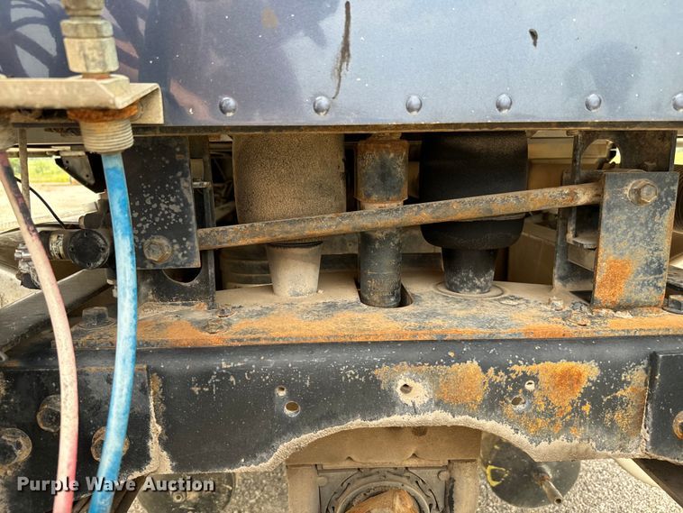 image for item IE9029 1997 International  9200 semi truck