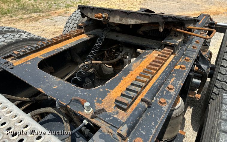 image for item IE9029 1997 International  9200 semi truck