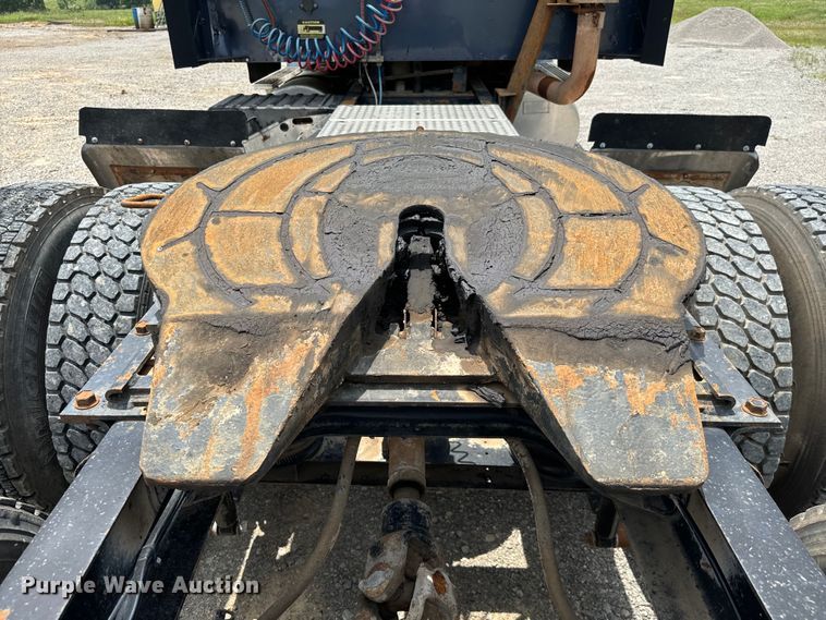 image for item IE9029 1997 International  9200 semi truck