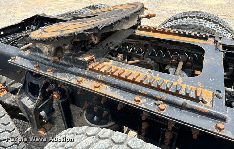 image for item IE9029 1997 International  9200 semi truck