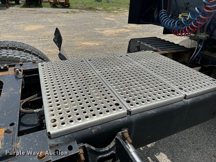 image for item IE9029 1997 International  9200 semi truck