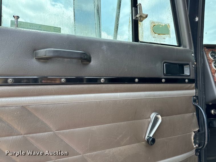 image for item IE9029 1997 International  9200 semi truck