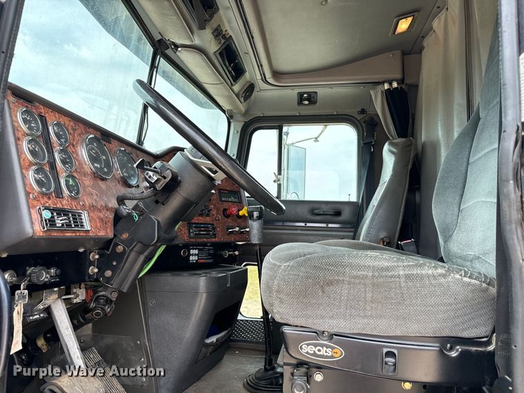 image for item IE9029 1997 International  9200 semi truck