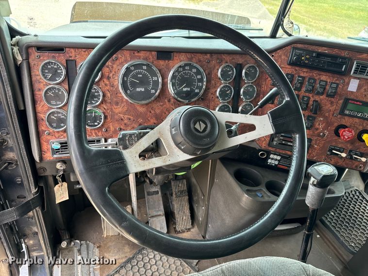 image for item IE9029 1997 International  9200 semi truck