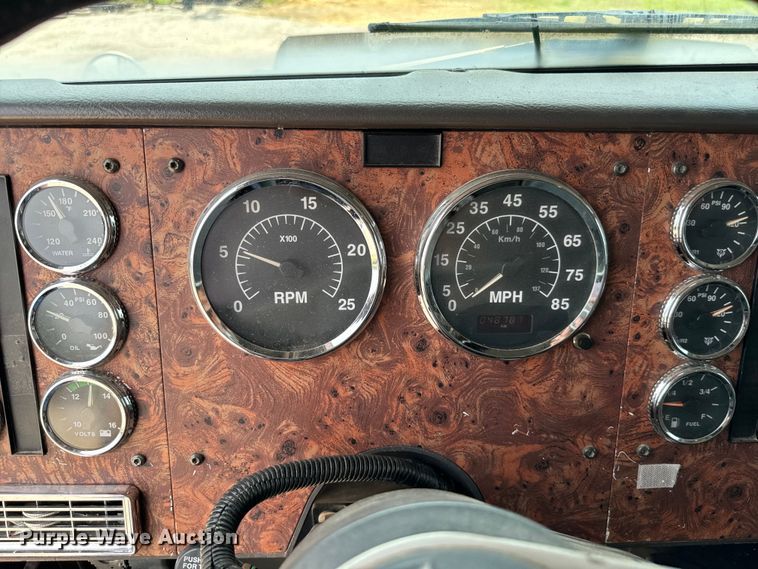 image for item IE9029 1997 International  9200 semi truck