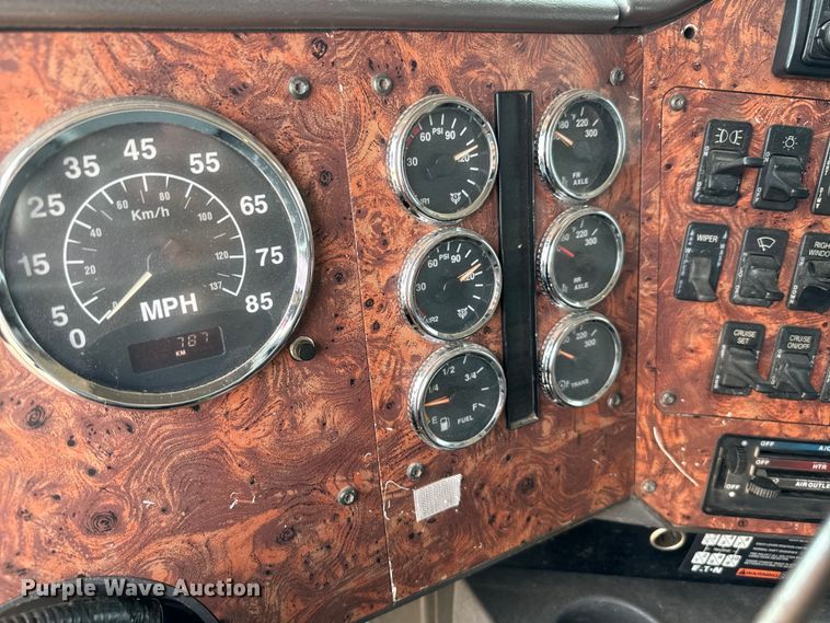 image for item IE9029 1997 International  9200 semi truck