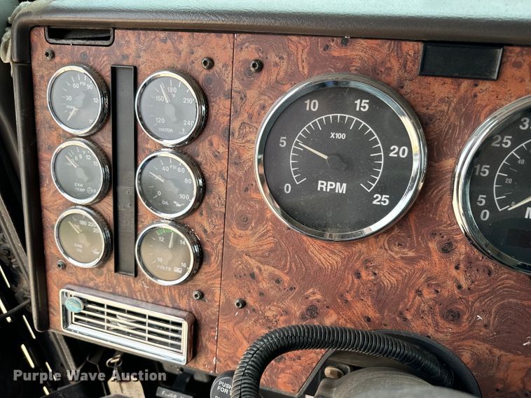 image for item IE9029 1997 International  9200 semi truck