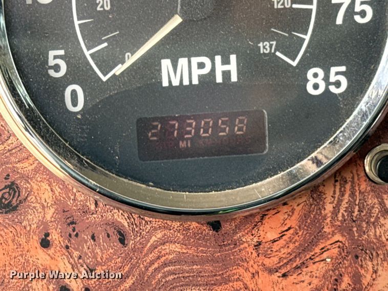 image for item IE9029 1997 International  9200 semi truck