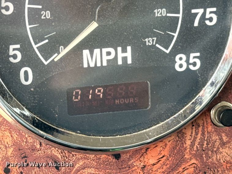 image for item IE9029 1997 International  9200 semi truck