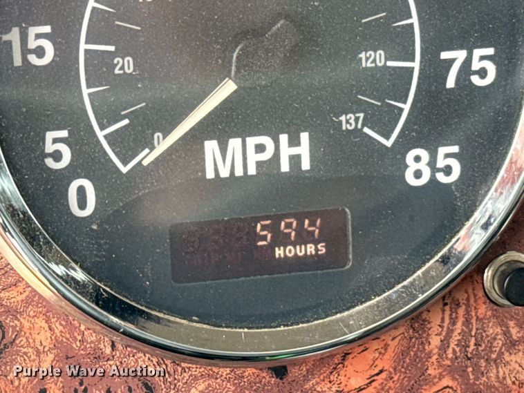 image for item IE9029 1997 International  9200 semi truck