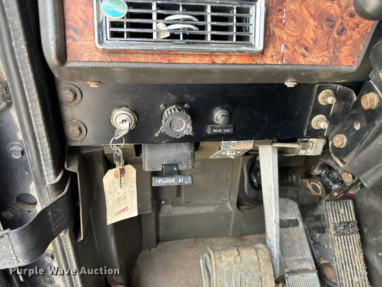 image for item IE9029 1997 International  9200 semi truck