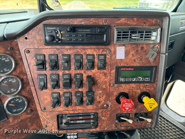 image for item IE9029 1997 International  9200 semi truck