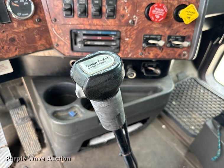 image for item IE9029 1997 International  9200 semi truck