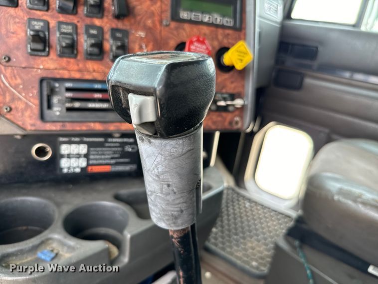 image for item IE9029 1997 International  9200 semi truck