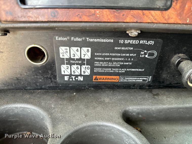 image for item IE9029 1997 International  9200 semi truck