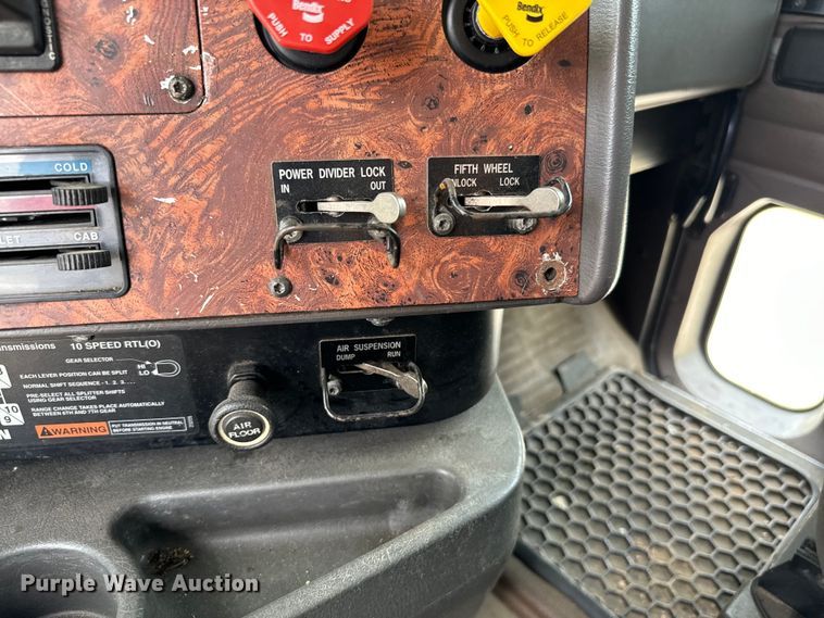 image for item IE9029 1997 International  9200 semi truck